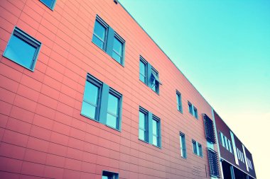 Modern ofis açık gökyüzü arka plan üzerinde. Retro stilize renkli ton filtre efekti