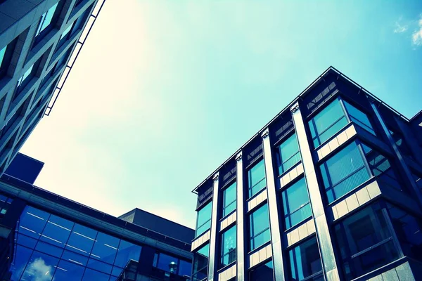 Moderno Edificio Oficinas Sobre Fondo Despejado Retro Estilizado Colorido Efecto — Foto de Stock