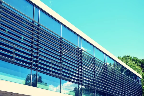 Modern ofis açık gökyüzü arka plan üzerinde. Retro stilize renkli ton filtre efekti