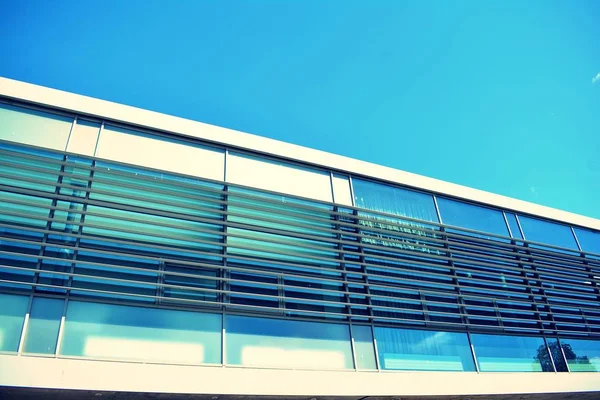 Modern ofis açık gökyüzü arka plan üzerinde. Retro stilize renkli ton filtre efekti