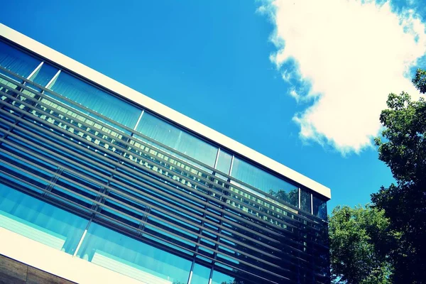 Modern ofis açık gökyüzü arka plan üzerinde. Retro stilize renkli ton filtre efekti