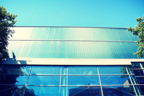 澄んだ空の背景に近代的なオフィスビルレトロな様式化されたカラフルな色調フィルター効果 — ストック写真