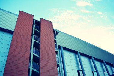 Modern ofis açık gökyüzü arka plan üzerinde. Retro stilize renkli ton filtre efekti