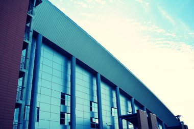 Modern ofis açık gökyüzü arka plan üzerinde. Retro stilize renkli ton filtre efekti