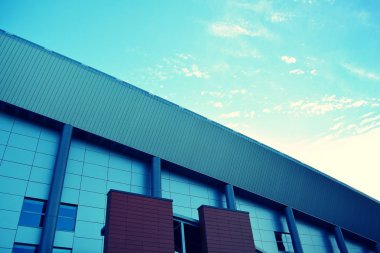 Modern ofis açık gökyüzü arka plan üzerinde. Retro stilize renkli ton filtre efekti