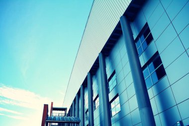 Modern ofis açık gökyüzü arka plan üzerinde. Retro stilize renkli ton filtre efekti