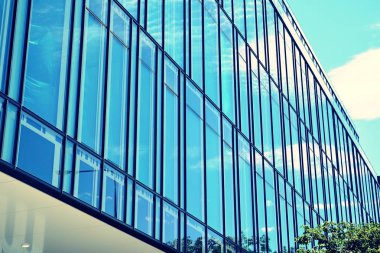 Modern ofis açık gökyüzü arka plan üzerinde. Retro stilize renkli ton filtre efekti