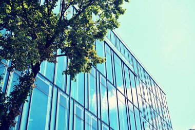 Modern ofis açık gökyüzü arka plan üzerinde. Retro stilize renkli ton filtre efekti