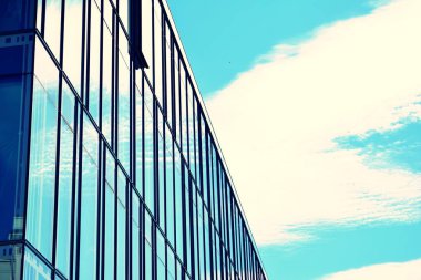 Modern ofis açık gökyüzü arka plan üzerinde. Retro stilize renkli ton filtre efekti