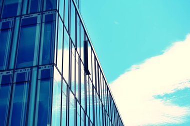 Modern ofis açık gökyüzü arka plan üzerinde. Retro stilize renkli ton filtre efekti