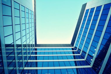 Modern ofis açık gökyüzü arka plan üzerinde. Retro stilize renkli ton filtre efekti