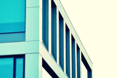 Modern ofis açık gökyüzü arka plan üzerinde. Retro stilize renkli ton filtre efekti