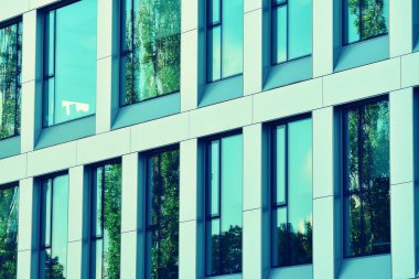 Modern ofis açık gökyüzü arka plan üzerinde. Retro stilize renkli ton filtre efekti