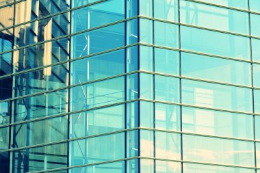 Modern ofis açık gökyüzü arka plan üzerinde. Retro stilize renkli ton filtre efekti