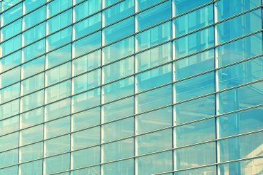 Modern ofis açık gökyüzü arka plan üzerinde. Retro stilize renkli ton filtre efekti