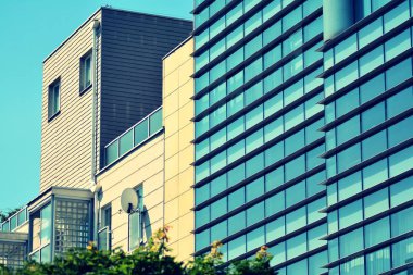 Modern ofis açık gökyüzü arka plan üzerinde. Retro stilize renkli ton filtre efekti