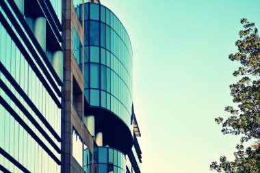 Modern ofis açık gökyüzü arka plan üzerinde. Retro stilize renkli ton filtre efekti