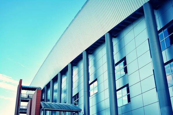 Modern ofis açık gökyüzü arka plan üzerinde. Retro stilize renkli ton filtre efekti