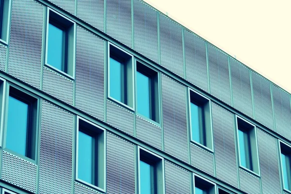 Edifício Escritório Moderno Fundo Claro Céu Efeito Filtro Tonal Colorido — Fotografia de Stock