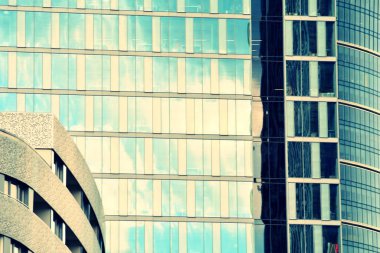 Modern ofis açık gökyüzü arka plan üzerinde. Retro stilize renkli ton filtre efekti