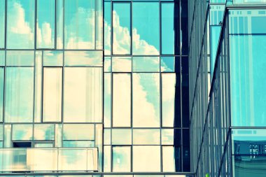 Modern ofis açık gökyüzü arka plan üzerinde. Retro stilize renkli ton filtre efekti