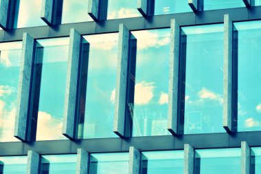 Modern ofis açık gökyüzü arka plan üzerinde. Retro stilize renkli ton filtre efekti