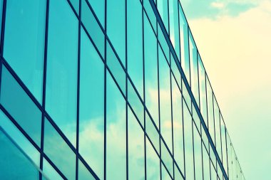 Modern ofis açık gökyüzü arka plan üzerinde. Retro stilize renkli ton filtre efekti