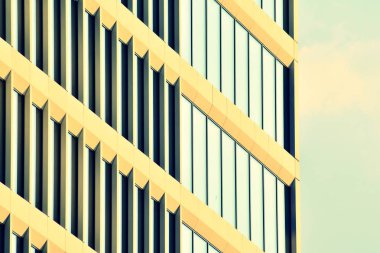 Modern ofis açık gökyüzü arka plan üzerinde. Retro stilize renkli ton filtre efekti