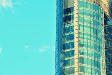 Modern ofis açık gökyüzü arka plan üzerinde. Retro stilize renkli ton filtre efekti