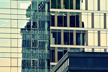 Modern ofis açık gökyüzü arka plan üzerinde. Retro stilize renkli ton filtre efekti