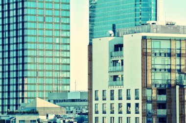 Modern ofis açık gökyüzü arka plan üzerinde. Retro stilize renkli ton filtre efekti