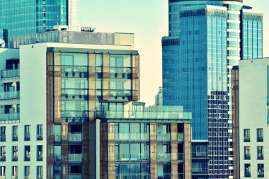 Modern ofis açık gökyüzü arka plan üzerinde. Retro stilize renkli ton filtre efekti