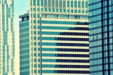 Modern ofis açık gökyüzü arka plan üzerinde. Retro stilize renkli ton filtre efekti