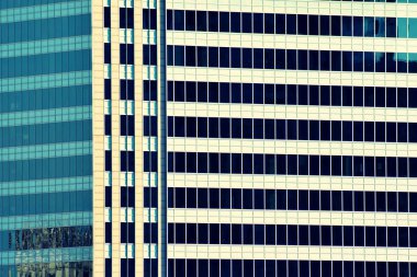 Modern ofis açık gökyüzü arka plan üzerinde. Retro stilize renkli ton filtre efekti