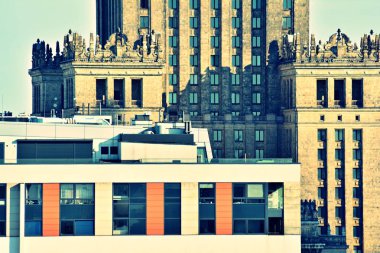 Modern ofis açık gökyüzü arka plan üzerinde. Retro stilize renkli ton filtre efekti