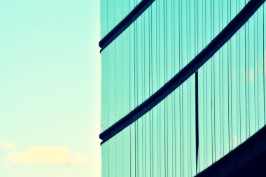 Modern ofis açık gökyüzü arka plan üzerinde. Retro stilize renkli ton filtre efekti