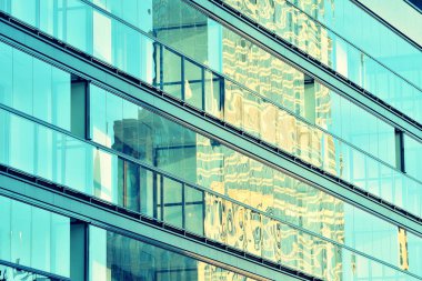 Modern ofis açık gökyüzü arka plan üzerinde. Retro stilize renkli ton filtre efekti