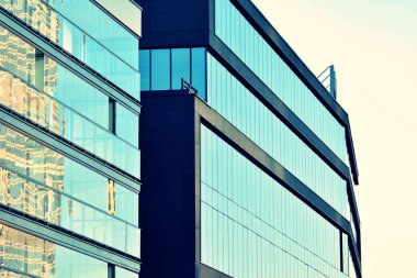 Modern ofis açık gökyüzü arka plan üzerinde. Retro stilize renkli ton filtre efekti