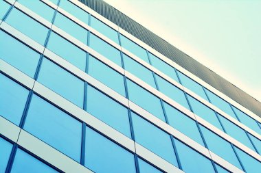 Modern ofis açık gökyüzü arka plan üzerinde. Retro stilize renkli ton filtre efekti