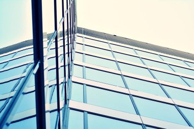 Modern ofis açık gökyüzü arka plan üzerinde. Retro stilize renkli ton filtre efekti