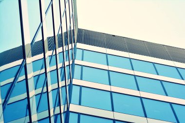 Modern ofis açık gökyüzü arka plan üzerinde. Retro stilize renkli ton filtre efekti