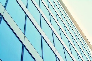 Modern ofis açık gökyüzü arka plan üzerinde. Retro stilize renkli ton filtre efekti