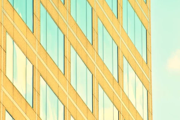 Modernes Bürogebäude Auf Klarem Himmelshintergrund Retro Stilisierter Bunter Filtereffekt — Stockfoto