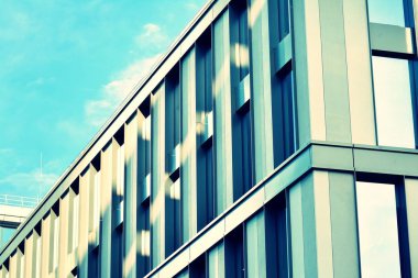 Modern ofis açık gökyüzü arka plan üzerinde. Retro stilize renkli ton filtre efekti