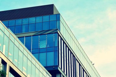 Modern ofis açık gökyüzü arka plan üzerinde. Retro stilize renkli ton filtre efekti