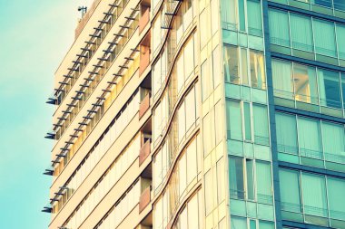 Modern ofis açık gökyüzü arka plan üzerinde. Retro stilize renkli ton filtre efekti