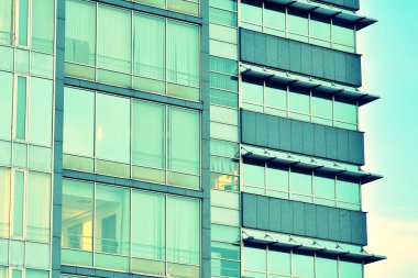 Modern ofis açık gökyüzü arka plan üzerinde. Retro stilize renkli ton filtre efekti