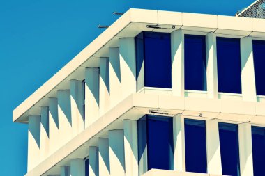 Modern ofis açık gökyüzü arka plan üzerinde. Retro stilize renkli ton filtre efekti