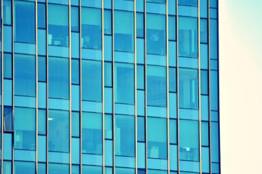 Modern ofis açık gökyüzü arka plan üzerinde. Retro stilize renkli ton filtre efekti