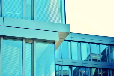 Modern ofis açık gökyüzü arka plan üzerinde. Retro stilize renkli ton filtre efekti